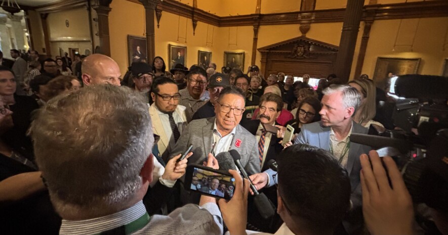 Le grand chef de la Nation Nishnawbe Aski, Alvin Fiddler, demande au ministre des Affaires autochtones de l'Ontario, Greg Rickford, de démissionner. &mdash; Photo : Émilie Gougeon-Pelletier/Le Droit