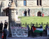 Des manifestants ont recouvert les marches du Parlement de sang, fin mai 2025, pour faire réagir les autorités canadiennes sur le sort de la Palestine. &mdash; Photo : Inès Lombardo – Francopresse