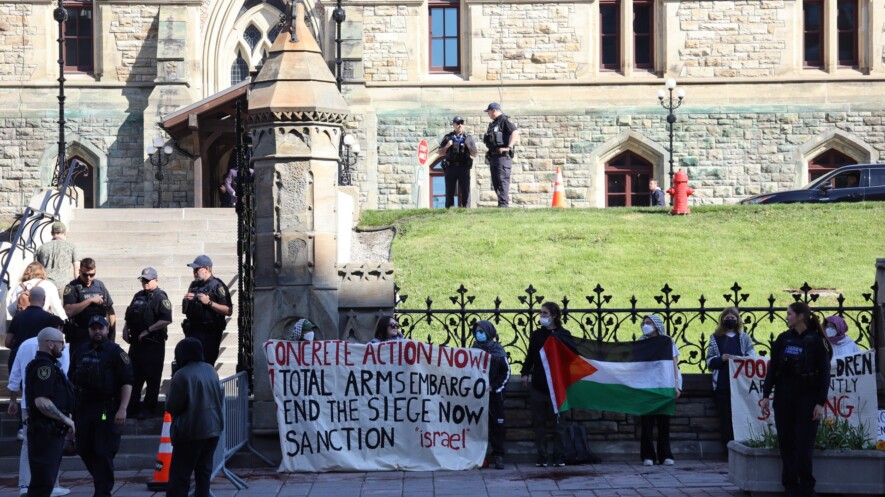 Des manifestants ont recouvert les marches du Parlement de sang, fin mai 2025, pour faire réagir les autorités canadiennes sur le sort de la Palestine. &mdash; Photo : Inès Lombardo – Francopresse