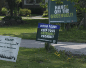 Des panneaux exprimant l'opposition aux plans du gouvernement de l'Ontario pour la «ceinture de verdure» sont visibles à l'extérieur de maisons situées dans la réserve agricole de Duffins Rouge. &mdash; Photo : Chris Young/Archives La Presse Canadienne