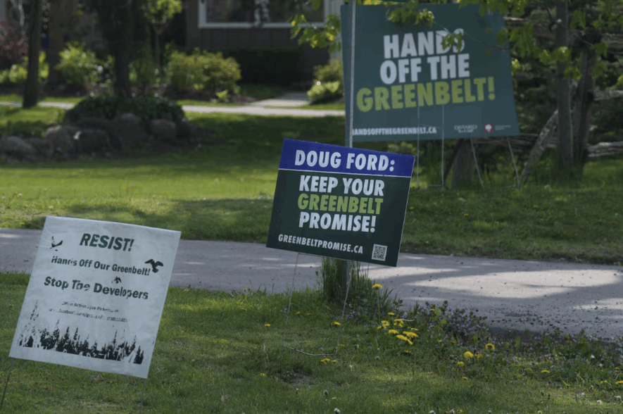 Des panneaux exprimant l'opposition aux plans du gouvernement de l'Ontario pour la «ceinture de verdure» sont visibles à l'extérieur de maisons situées dans la réserve agricole de Duffins Rouge. &mdash; Photo : Chris Young/Archives La Presse Canadienne