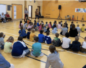 André Thériault à l’École catholique Ste-Anne de Hearst, le 6 juin, en tournée avec le Conseil scolaire catholique des Grandes Rivières.  &mdash; Photo : Ndery Dione