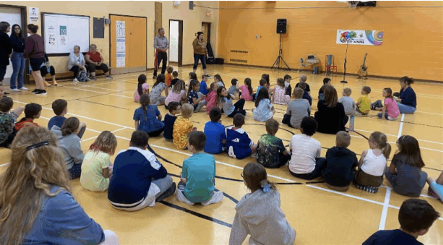 André Thériault à l’École catholique Ste-Anne de Hearst, le 6 juin, en tournée avec le Conseil scolaire catholique des Grandes Rivières.  &mdash; Photo : Ndery Dione