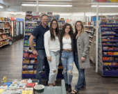Annie et Sylvain Leduc avec leurs deux filles  &mdash; Photo : Ndery Dione
