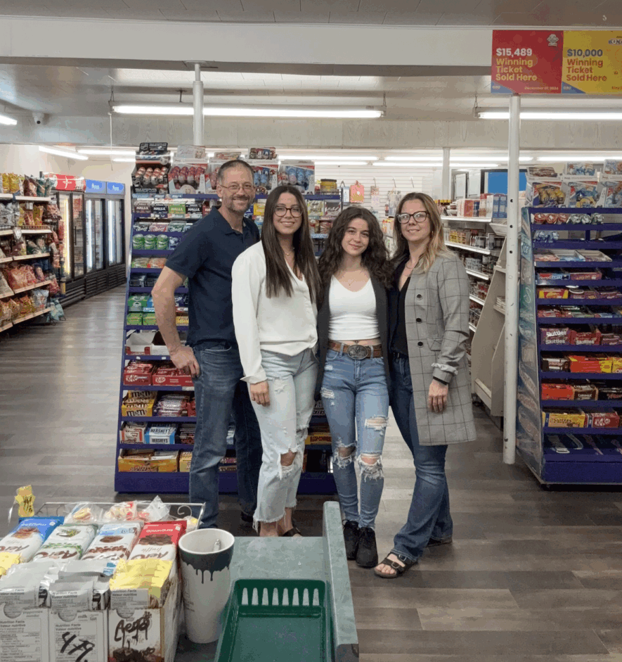 Annie et Sylvain Leduc avec leurs deux filles  &mdash; Photo : Ndery Dione