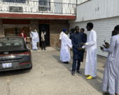 Après la prière de l’Aïd-el-Kébir, les musulmans se sont réunis devant l’hôtel Travel Inn pour vivre des moments de convivialité et se demander du pardon. &mdash; Photo : Ndery Dione