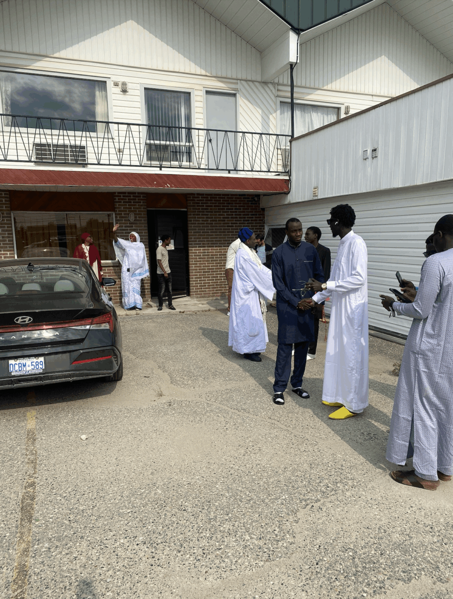 Après la prière de l’Aïd-el-Kébir, les musulmans se sont réunis devant l’hôtel Travel Inn pour vivre des moments de convivialité et se demander du pardon. &mdash; Photo : Ndery Dione