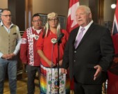 Le premier ministre Doug Ford s'est excusé aux Premières Nations, jeudi, pour les commentaires qu'il a faits la veille. De gauche à droite: le ministre des Affaires autochtones, Greg Rickford, le chef adjoint du Grand Conseil de la Nation Anishinabek, Chris Plain, la cheffe du Grand Conseil de la Nation Anishinabek, Linda Debassige  &mdash; Photo : Émilie Gougeon-Pelletier/Le Droit