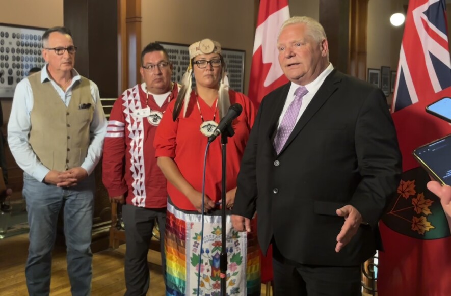 Le premier ministre Doug Ford s'est excusé aux Premières Nations, jeudi, pour les commentaires qu'il a faits la veille. De gauche à droite: le ministre des Affaires autochtones, Greg Rickford, le chef adjoint du Grand Conseil de la Nation Anishinabek, Chris Plain, la cheffe du Grand Conseil de la Nation Anishinabek, Linda Debassige  &mdash; Photo : Émilie Gougeon-Pelletier/Le Droit