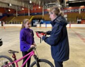 Infirmière qui inspecte le casque d’une élève de l’École catholique Ste-Anne &mdash; Photo : Renée-Pier Fontaine