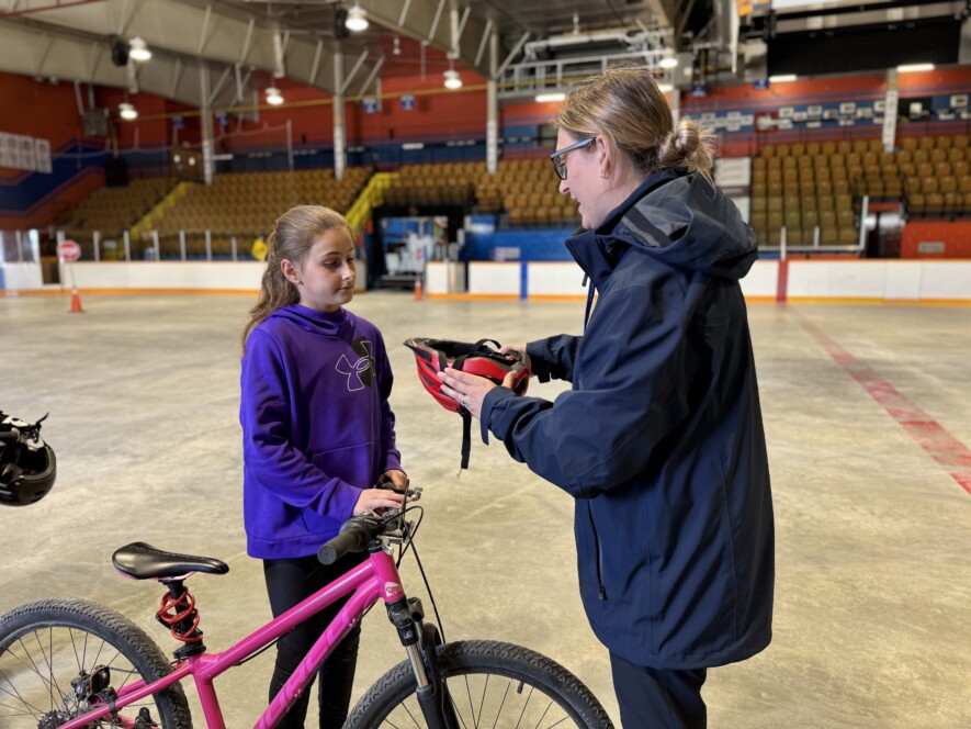 Infirmière qui inspecte le casque d’une élève de l’École catholique Ste-Anne &mdash; Photo : Renée-Pier Fontaine