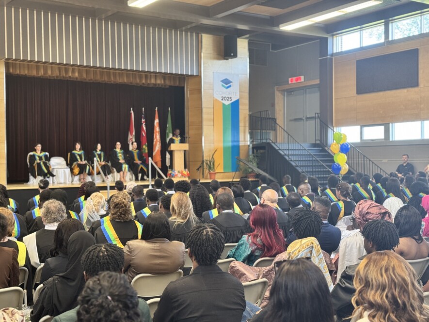 Les trois campus de l’Université de Hearst se sont réunis pour célébrer un moment phare de la vie universitaire,
c’est-à-dire la remise des diplômes. &mdash; Photo de courtoisie