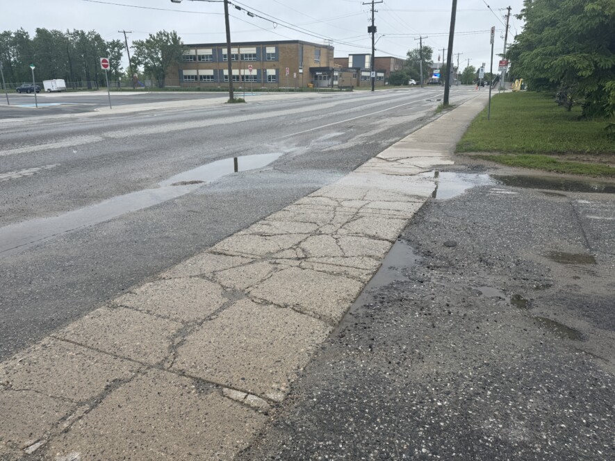 Le tronçon de la rue Edward, entre la 9e et la 12e Rue, fera l’objet de travaux majeurs de réfection dans les prochains mois, à la suite d’un feu vert du conseil municipal de Hearst. &mdash; Photo : Renée-Pier Fontaine