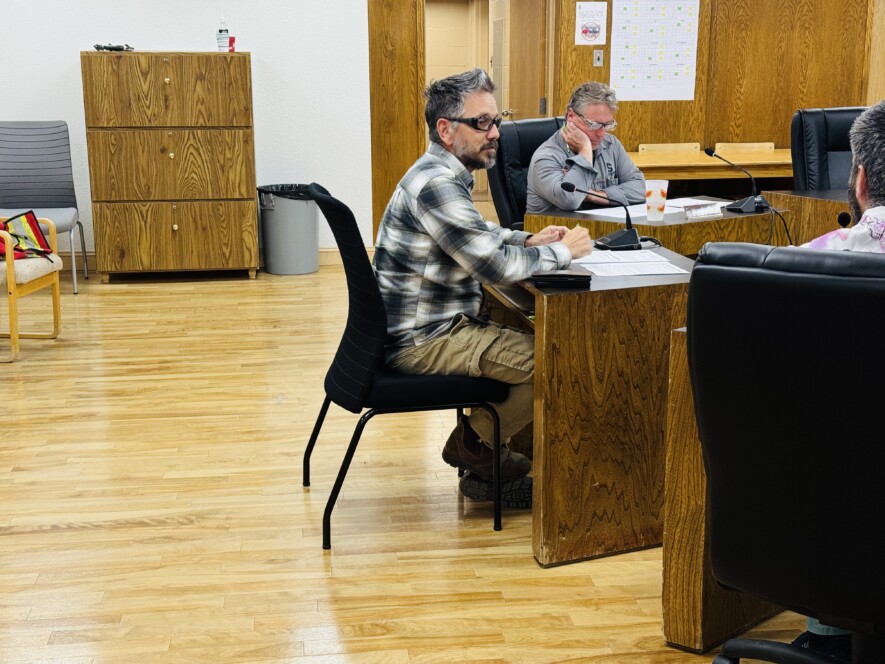 Luc Léonard, directeur des Travaux publics et Services d’ingénierie, présente le dossier au conseil. &mdash; Photo : Renée-Pier Fontaine