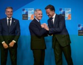Lors du sommet de l’OTAN des 24 et 25 juin à La Haye, aux Pays-Bas, le secrétaire général de l’OTAN, Mark Rutte, et le premier ministre néerlandais, Dick Schoof, accueillent Mark Carney. &mdash; Photo : Creative commons CC BY-NC-ND 4.0 – Flickr