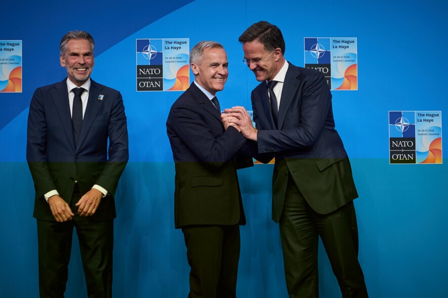 Lors du sommet de l’OTAN des 24 et 25 juin à La Haye, aux Pays-Bas, le secrétaire général de l’OTAN, Mark Rutte, et le premier ministre néerlandais, Dick Schoof, accueillent Mark Carney. &mdash; Photo : Creative commons CC BY-NC-ND 4.0 – Flickr