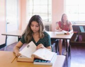 En Ontario, au Québec et en Acadie, des études ont montré que les élèves ne racontent pas les mêmes versions de l’histoire selon la langue et selon le statut linguistique, minoritaire ou majoritaire. &mdash; Photo : Stock Project – Pexels