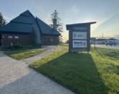 Le conseil municipal de Hearst a décidé de maintenir la possibilité de stationnement de nuit au Centre d’accueil Gilles-Gagnon, situé le long de la route Transcanadienne.  &mdash; Photo : Renée-Pier Fontaine