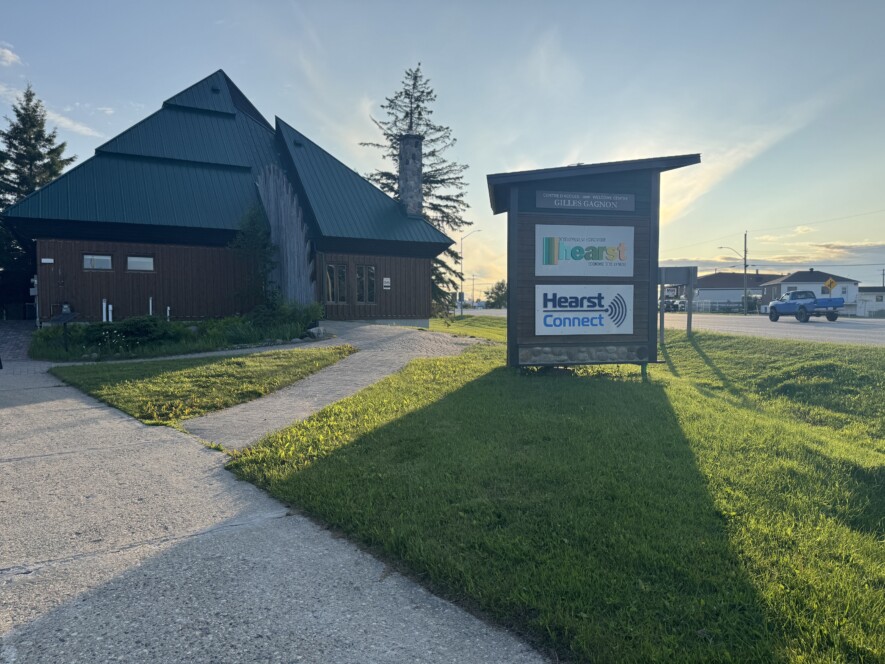 Le conseil municipal de Hearst a décidé de maintenir la possibilité de stationnement de nuit au Centre d’accueil Gilles-Gagnon, situé le long de la route Transcanadienne.  &mdash; Photo : Renée-Pier Fontaine