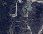 Vue aérienne de la zone boisée à l'ouest de Hearst, le long de la route 11, où le conseil municipal a renouvelé une entente pour prolonger une ligne d'eau privée vers des propriétés, incluant l'Assemblée Chrétienne, en raison de difficultés avec les puits privés.  