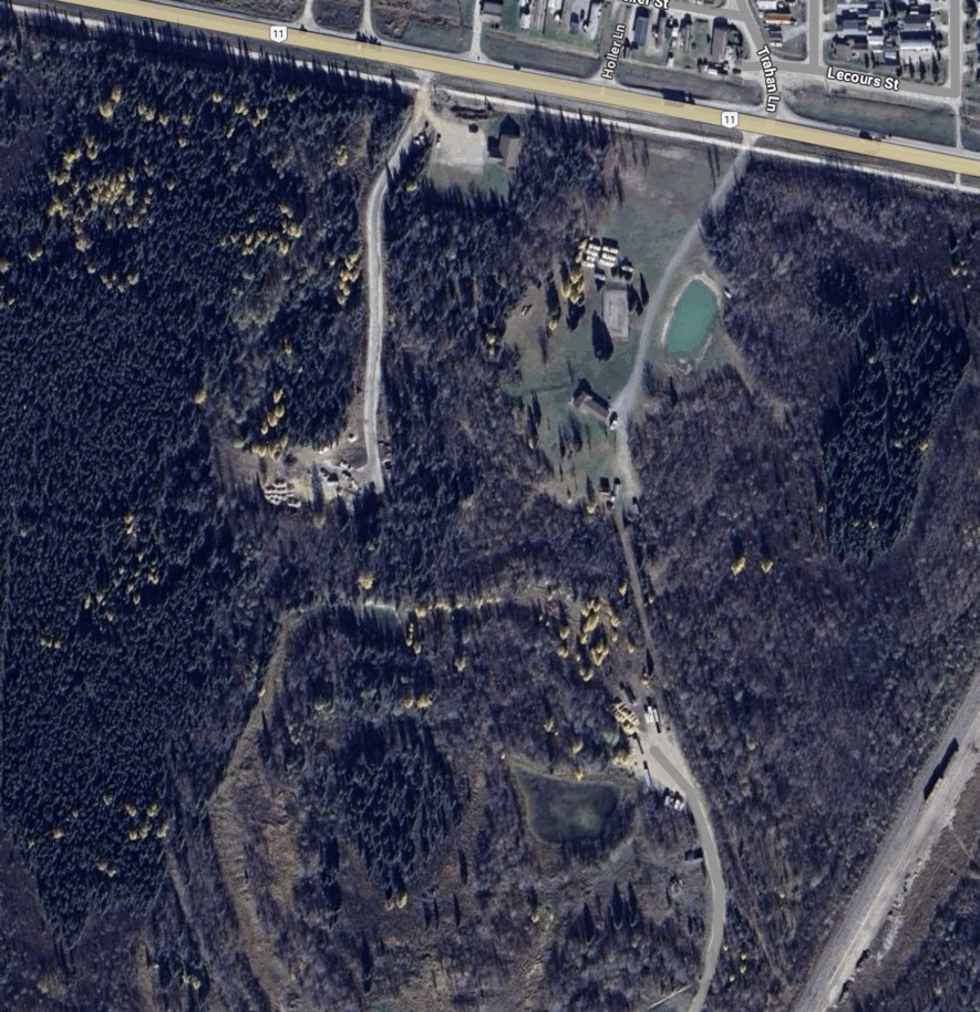 Vue aérienne de la zone boisée à l'ouest de Hearst, le long de la route 11, où le conseil municipal a renouvelé une entente pour prolonger une ligne d'eau privée vers des propriétés, incluant l'Assemblée Chrétienne, en raison de difficultés avec les puits privés.  