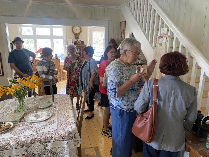 L’Écomusée de Hearst a regroupé beaucoup de gens de la communauté jeudi dernier lors de son évènement de lancement des activités pour cet été, intitulé fraises et bulles.  &mdash; Photo : Ndery Dione