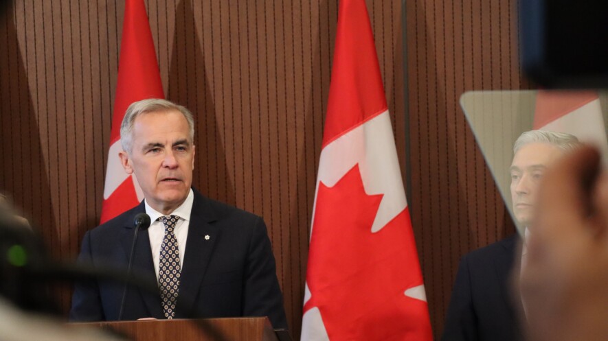 Le premier ministre Mark Carney a demandé à tous les ministères fédéraux de rendre un rapport qui détaillerait comment ils allègeraient les règlements qui appliquent les lois canadiennes et les coupes dans les dépenses à effectuer au sein de leur ministère. &mdash; Photo : Inès Lombardo – Francopresse