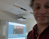 Stéphane Girard, professeur au programme de Sciences humaines et sociales interdisciplinaires, s’est envolé vers la capitale française pour présenter ses recherches lors de la conférence « Enregistrer les musiques populaires », organisée par l’Université Sorbonne Nouvelle. &mdash; Photo de courtoisie