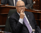 Le ministre du Logement de l'Ontario, Rob Flack, n'a pas indiqué comment il répondrait à une municipalité qui lui a demandé une intervention ministérielle immédiate.  &mdash; Photo : Chris Young/Archives La Presse Canadienne
