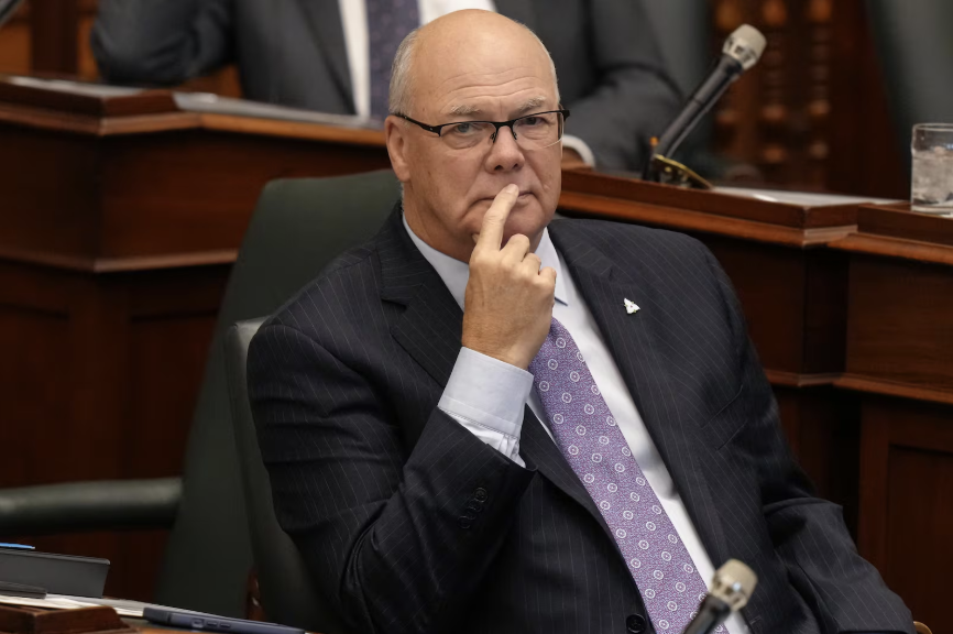 Le ministre du Logement de l'Ontario, Rob Flack, n'a pas indiqué comment il répondrait à une municipalité qui lui a demandé une intervention ministérielle immédiate.  &mdash; Photo : Chris Young/Archives La Presse Canadienne