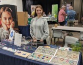 La Franco-ontarienne Mira Barrette participe au programme C’est moi l’boss! du Conseil scolaire du Grand Nord. Grâce au programme, la jeune fille a pu développer son entreprise de création de bijoux en perle.  &mdash; Photo : Julien Cayouette – Francopresse