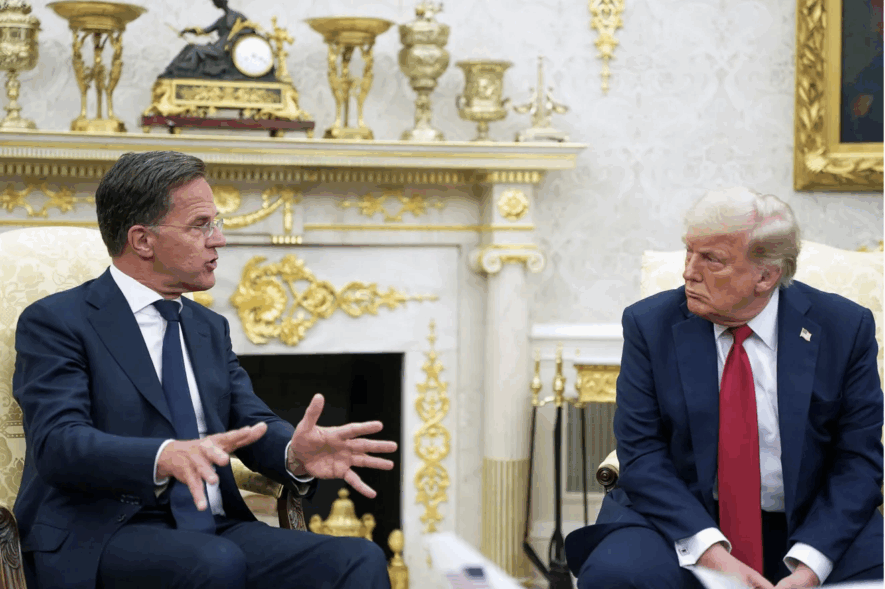 Mark Rutte et Donald Trump lors de l’annonce importante du président américain du lundi 14 juillet. &mdash; Photo : Nathan Howard/REUTERS