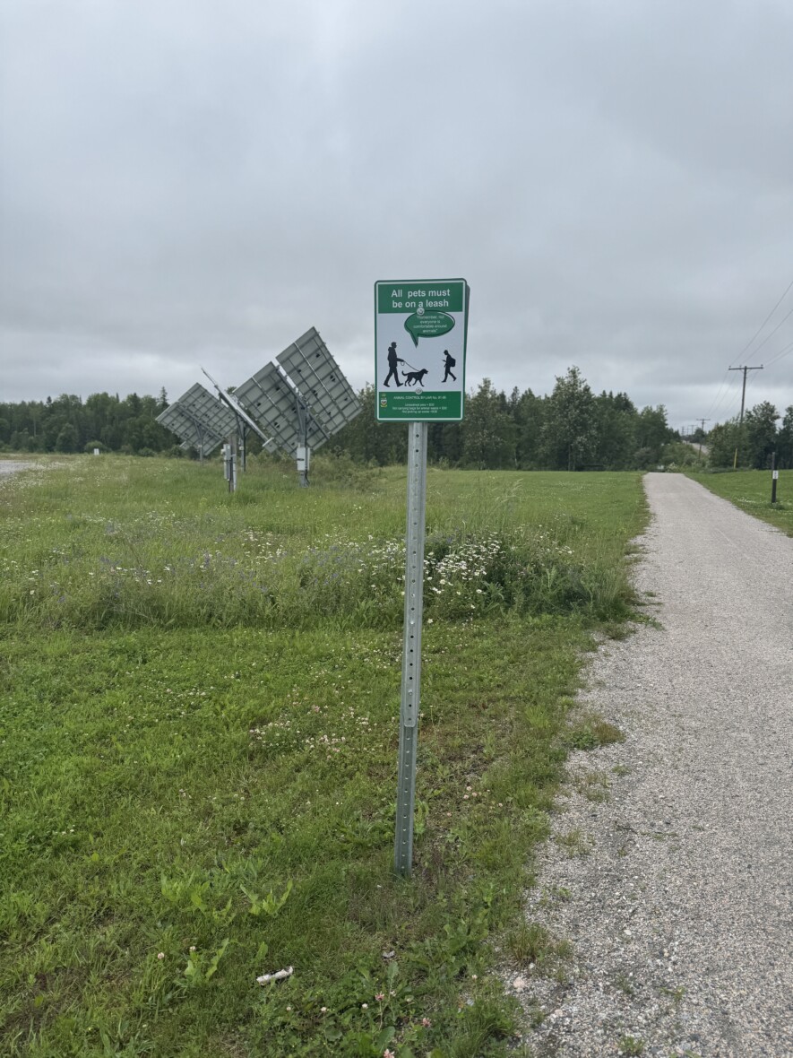 Affiche près du Foyer des Pionniers, au bout de la 15e Rue  &mdash; Photo : Renée-Pier Fontaine