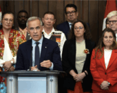 Le premier ministre Mark Carney est rejoint par les membres de son cabinet et de son caucus lors d’une conférence de presse dans le foyer de la Chambre des communes à Ottawa, après l’adoption du projet de loi C-5 à la Chambre, le vendredi 20 juin 2025.  &mdash; Photo : Justin Tang/La Presse Canadienne