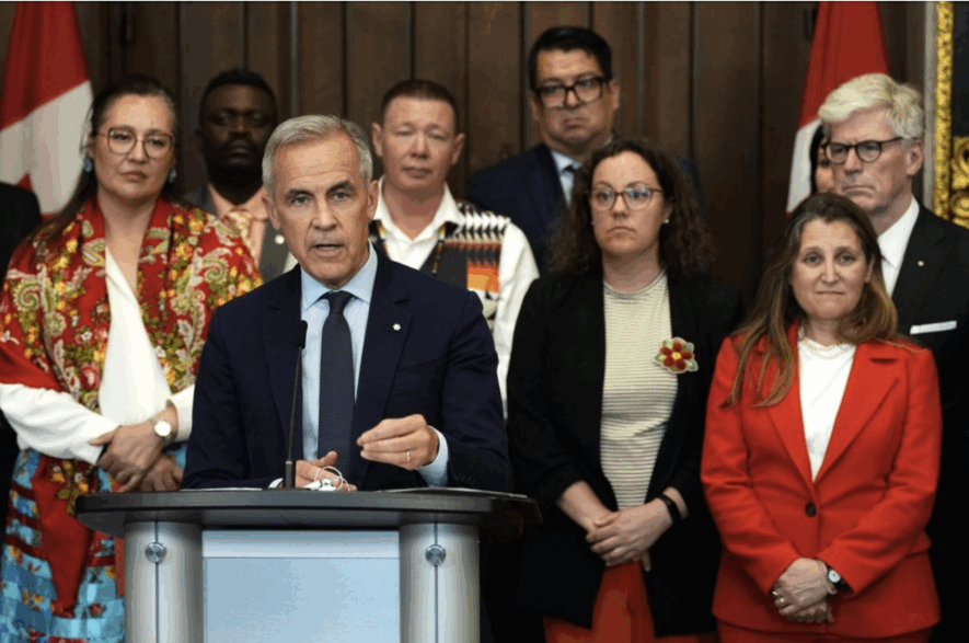 Le premier ministre Mark Carney est rejoint par les membres de son cabinet et de son caucus lors d’une conférence de presse dans le foyer de la Chambre des communes à Ottawa, après l’adoption du projet de loi C-5 à la Chambre, le vendredi 20 juin 2025.  &mdash; Photo : Justin Tang/La Presse Canadienne