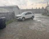 En pleine tempête de grêle, à l’extérieur des locaux des Médias de l’épinette noire &mdash; Photo : Renée-Pier Fontaine