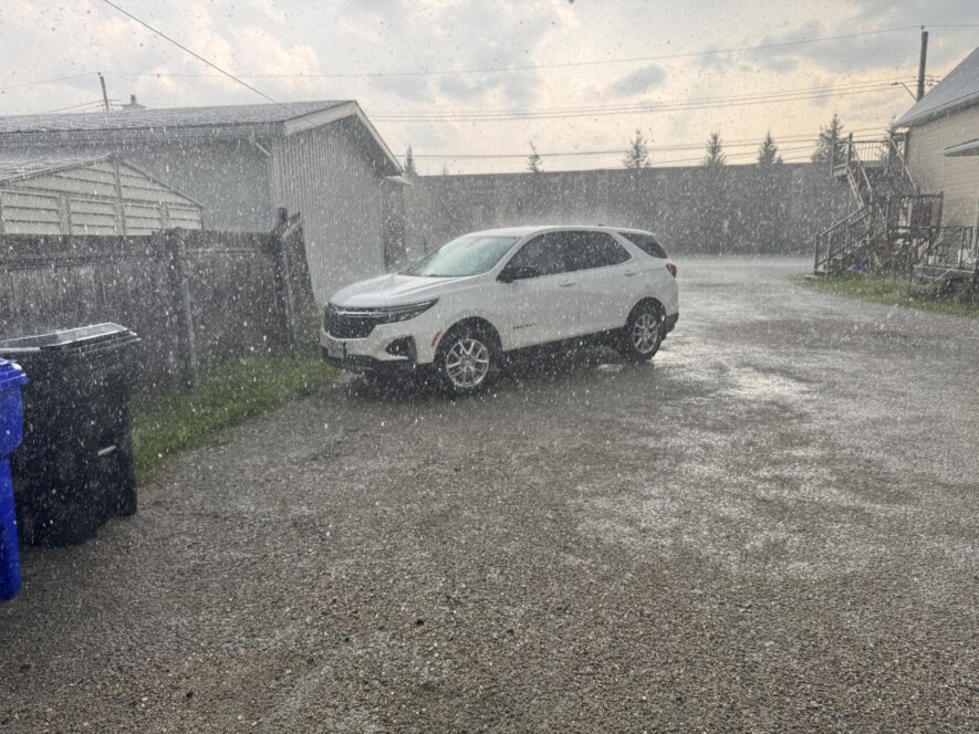 En pleine tempête de grêle, à l’extérieur des locaux des Médias de l’épinette noire &mdash; Photo : Renée-Pier Fontaine