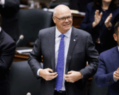 Le député conservateur Rob Flack et ministre des Affaires municipales et du Logement assiste à la période des questions à Queen's Park, à Toronto, le 13 mai 2025.  &mdash; Photo : Cole Burston/Archives La Presse Canadienne