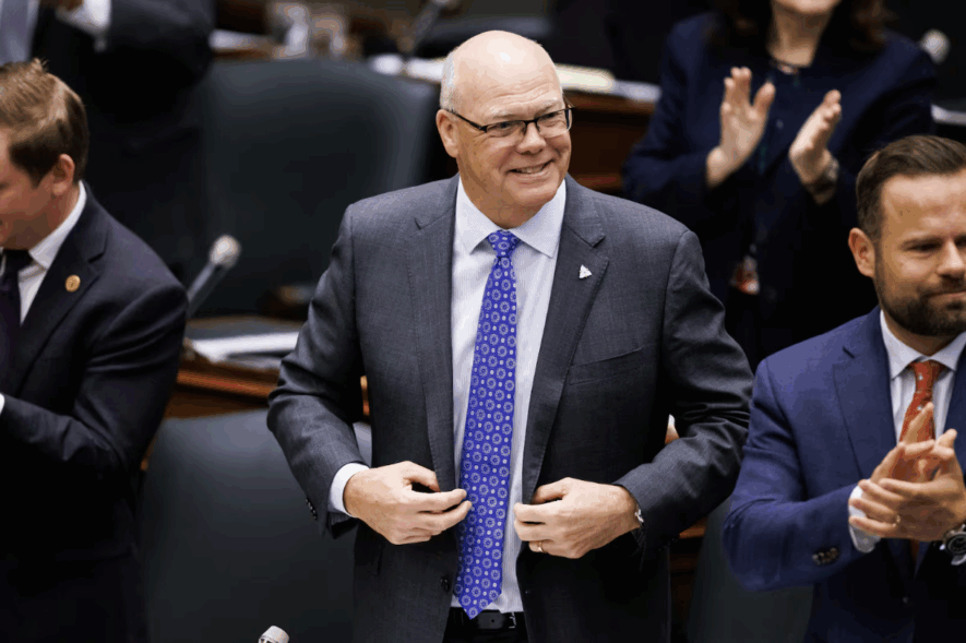 Le député conservateur Rob Flack et ministre des Affaires municipales et du Logement assiste à la période des questions à Queen's Park, à Toronto, le 13 mai 2025.  &mdash; Photo : Cole Burston/Archives La Presse Canadienne