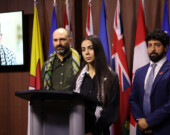 Les représentants des trois organisations propalestiniennes à l’origine du rapport : Rachel Small, de World Beyond War (en vidéo); Alex Paterson, de Canadiens pour la justice et la paix au Moyen-Orient et Yara Shoufani, de Mouvement de la jeunesse palestinienne. Corey Balsam, de Voix juives indépendantes, était présent pour dénoncer la complicité du Canada avec Israël dans le génocide à Gaza. &mdash; Photo : Lê Vu Hai Huong