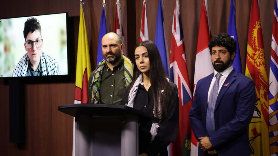 Les représentants des trois organisations propalestiniennes à l’origine du rapport : Rachel Small, de World Beyond War (en vidéo); Alex Paterson, de Canadiens pour la justice et la paix au Moyen-Orient et Yara Shoufani, de Mouvement de la jeunesse palestinienne. Corey Balsam, de Voix juives indépendantes, était présent pour dénoncer la complicité du Canada avec Israël dans le génocide à Gaza. &mdash; Photo : Lê Vu Hai Huong