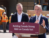 Lors de son voyage à Kelowna en Colombie-Britannique, M. Carney a dévoilé un plan fédéral de 1,2 milliard de dollars pour soutenir les entreprises, protéger les emplois et renforcer la compétitivité du secteur sur le marché international. &mdash; Photo : Matisse Harvey - Radio-Canada/web