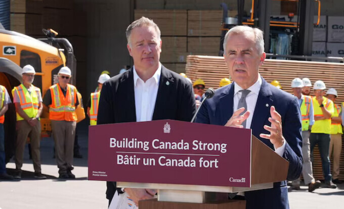 Lors de son voyage à Kelowna en Colombie-Britannique, M. Carney a dévoilé un plan fédéral de 1,2 milliard de dollars pour soutenir les entreprises, protéger les emplois et renforcer la compétitivité du secteur sur le marché international. &mdash; Photo : Matisse Harvey - Radio-Canada/web