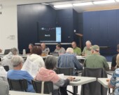 Des centaines de citoyens se sont déplacés les jeudi 31 juillet et mardi 5 aout pour assister aux réunions du conseil municipal du Canton de Fauquier-Strickland, qui connait une grave crise financière. &mdash; Photo : Renée-Pier Fontaine