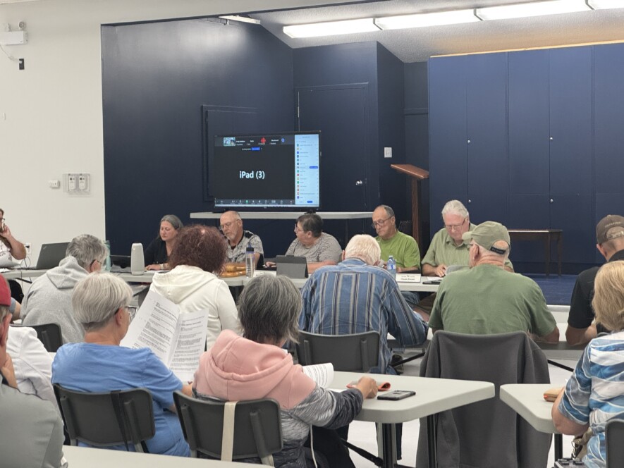 Des centaines de citoyens se sont déplacés les jeudi 31 juillet et mardi 5 aout pour assister aux réunions du conseil municipal du Canton de Fauquier-Strickland, qui connait une grave crise financière. &mdash; Photo : Renée-Pier Fontaine