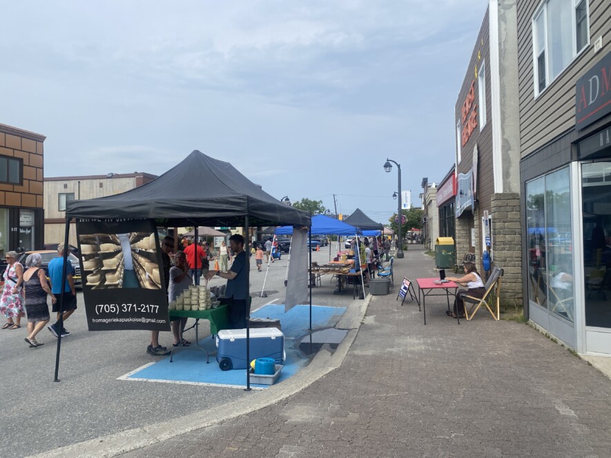 L’évènement a réuni de nombreux habitants, curieux et clients, venus découvrir les produits d’entreprises locales dans une ambiance conviviale. &mdash; Photo : Ndery Dione
