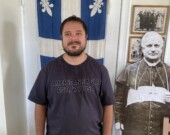 Recruté pour assurer la programmation estivale de l’Écomusée de Hearst cet été, M. Roy a rapidement trouvé ses marques dans une institution qu’il considère comme un pilier du patrimoine local. &mdash; Photo : Ndery Dione