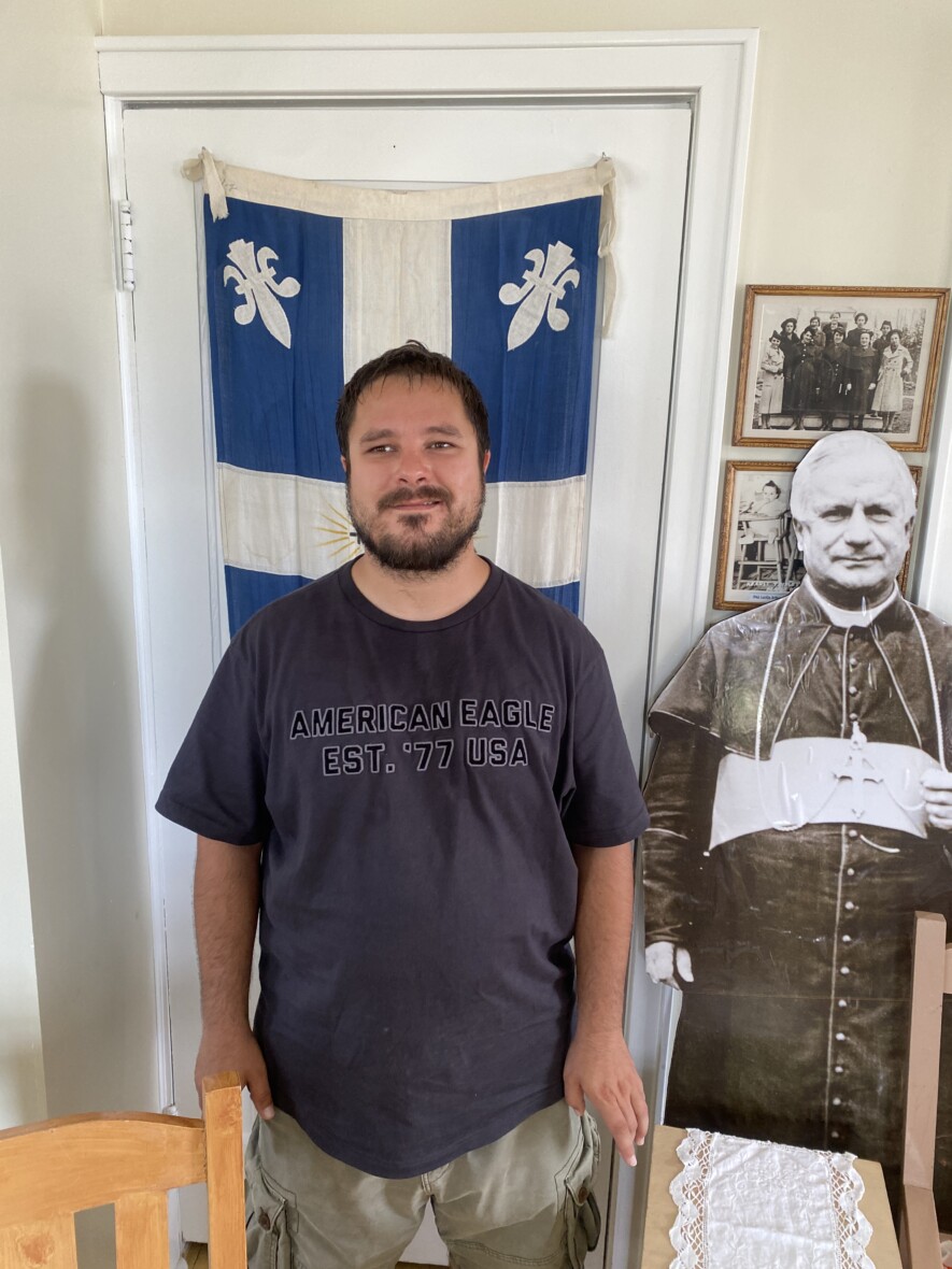 Recruté pour assurer la programmation estivale de l’Écomusée de Hearst cet été, M. Roy a rapidement trouvé ses marques dans une institution qu’il considère comme un pilier du patrimoine local. &mdash; Photo : Ndery Dione
