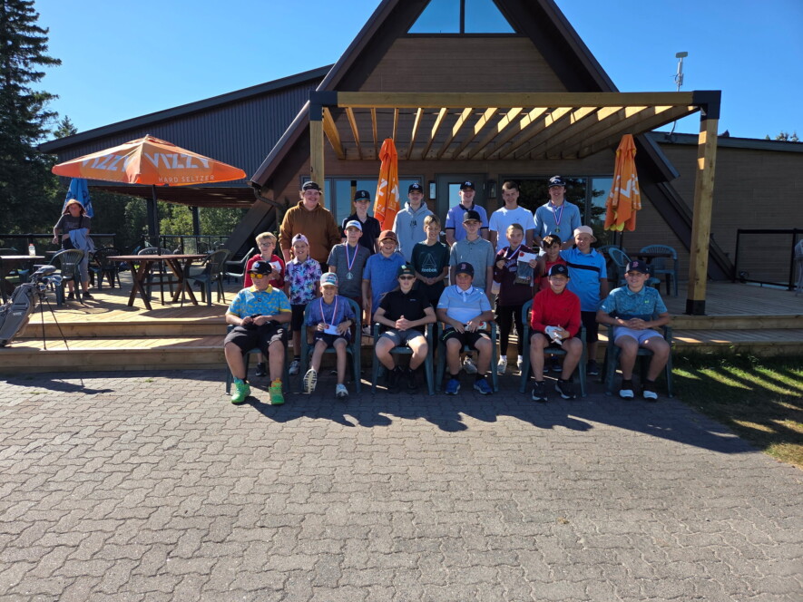 Les jeunes golfeurs réunis lors du tournoi junior organisé par le Club de Golf de Hearst  &mdash; Photos : Club de Golf de Hearst Golf Club/Facebook