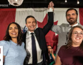De gauche à droite : Anaida Poilievre, le chef du Parti conservateur Pierre Poilievre. Damien Kurek et Danielle Kurek célèbrent la victoire du chef du Parti conservateur Pierre Poilievre lors de l’élection partielle de Battle River-Crowfoot, à Camrose en Alberta, le lundi 18 aout 2025.  &mdash; Photo : Jason Franson/La Presse Canadienne 